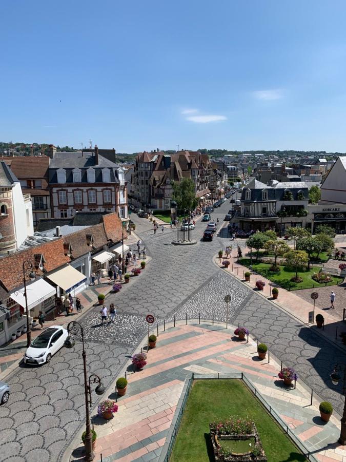 Duplex Au Coeur De Deauville Avec Vue Imprenable Et Parking Prive Екстериор снимка